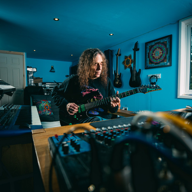 Ed Wynne of the Ozric Tentacles : A Guitar Wizard’s Recording & Mixing Journey